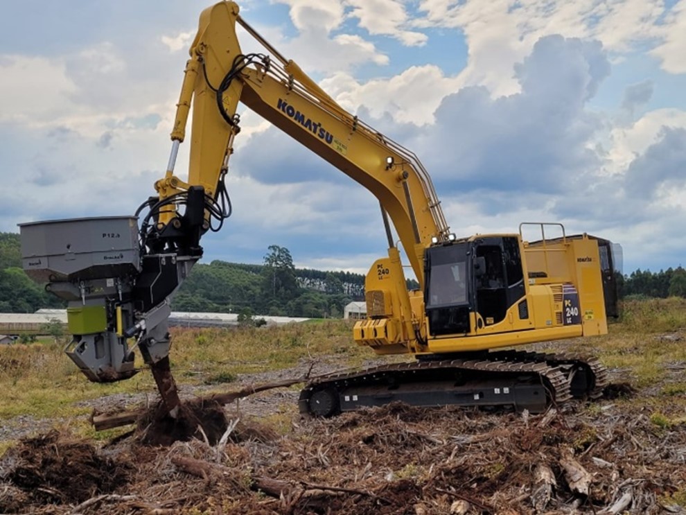 Bracke-made attachment on Komatsu-made hydraulic excavator